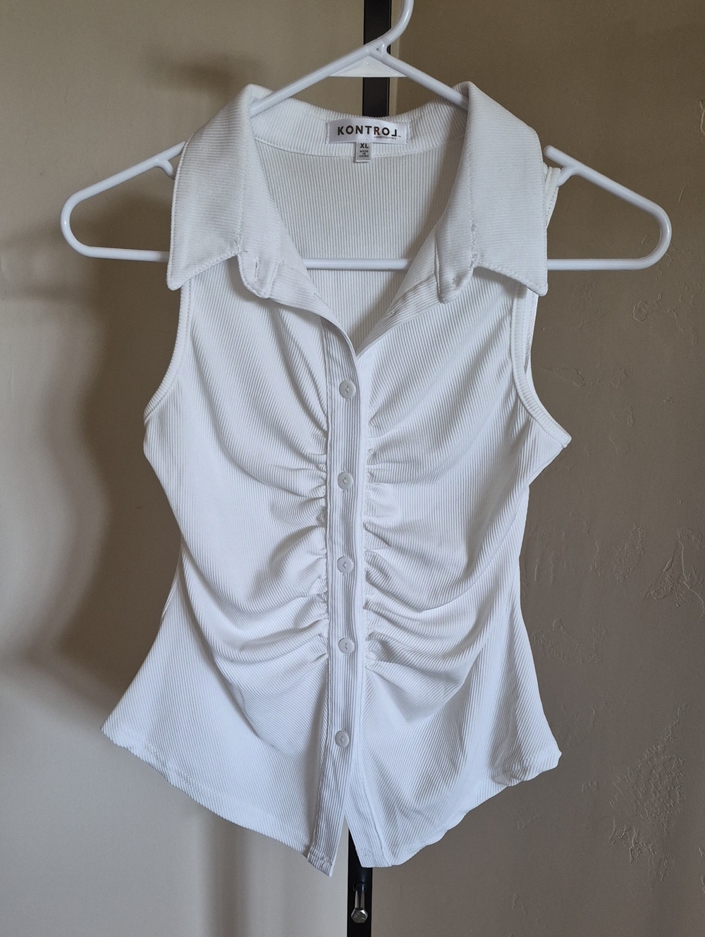 Kontrol Sleeveless Ruched Button-Front Collared Top in White Size XL